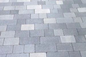 Pflasterfläche im Verband aus grauen Betonsteinen